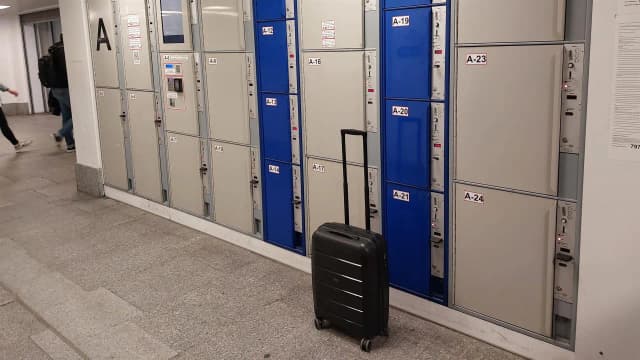 Ile kosztuje przechowalnia bagażu na dworcu? Ceny w Polsce i porady