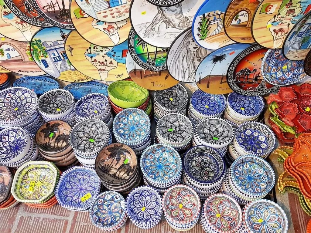 Jakie pamiątki z Tunezji warto przywieźć? Odkryj unikalne skarby