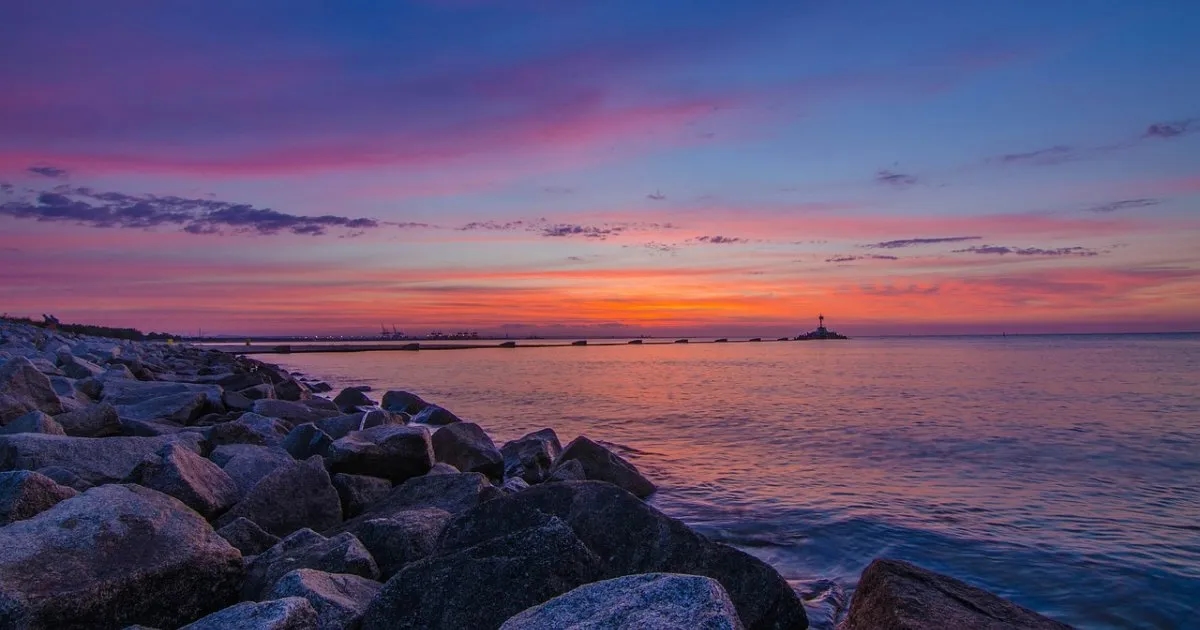 Gdzie dojeżdżają pociągi nad morze? Odkryj najlepsze trasy i czas podróży