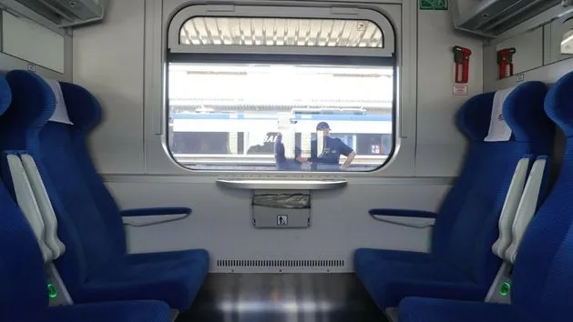 Jak otworzyć okno w pociągu i uniknąć nieprzyjemności z pasażerami